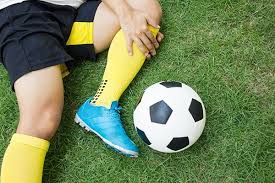آسیب های شایع در ورزش فوتبال چیست و نحوه برخورد با آنها چگونه است